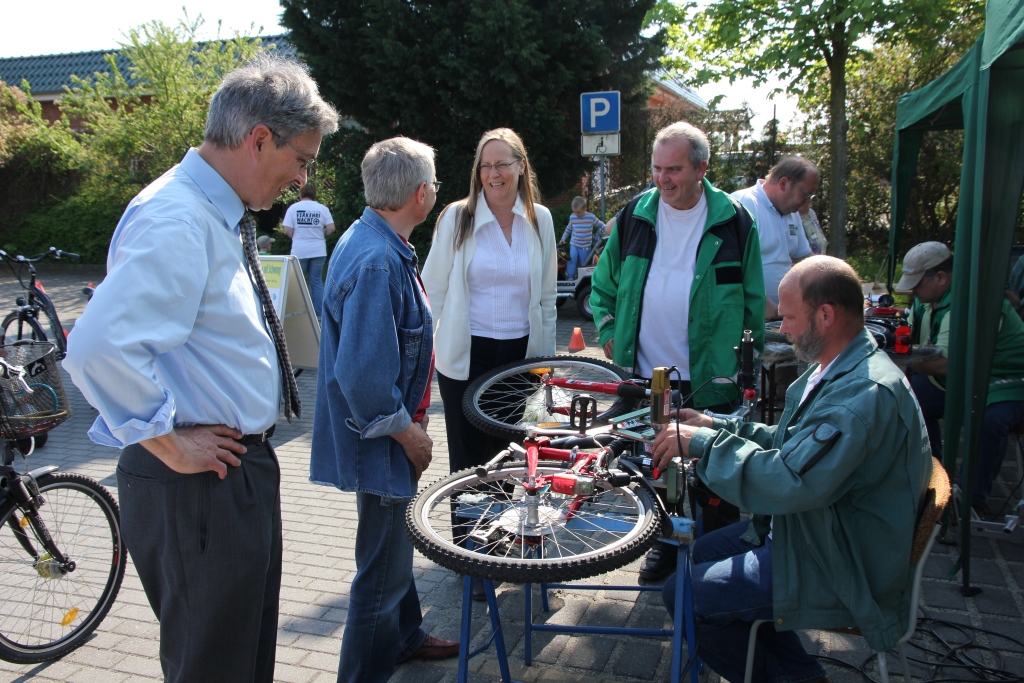 Gerhard Ritz, stellvertretender Vorsitzender der Verkehrswacht Jerichower Land, Lothar Schirmer, aus Funk und Fernsehen bekannter Krimanlrat a.D., und Heike Winkelmann, Leadermanagerin der LAG „Zwischen Elbe und Fiener Bruch“ (v.l.n.r.) beobachten die Codierung von Fahrrädern 